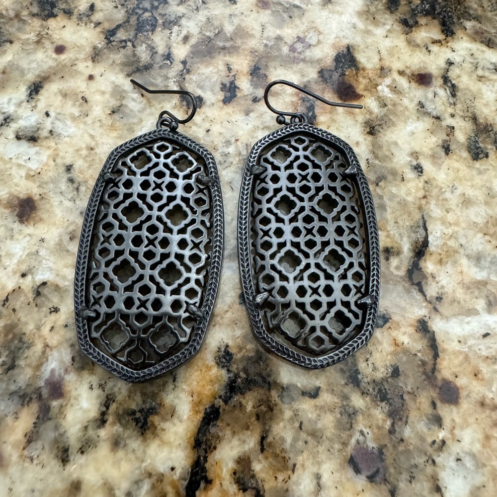 Kendra Scott eating only worn once